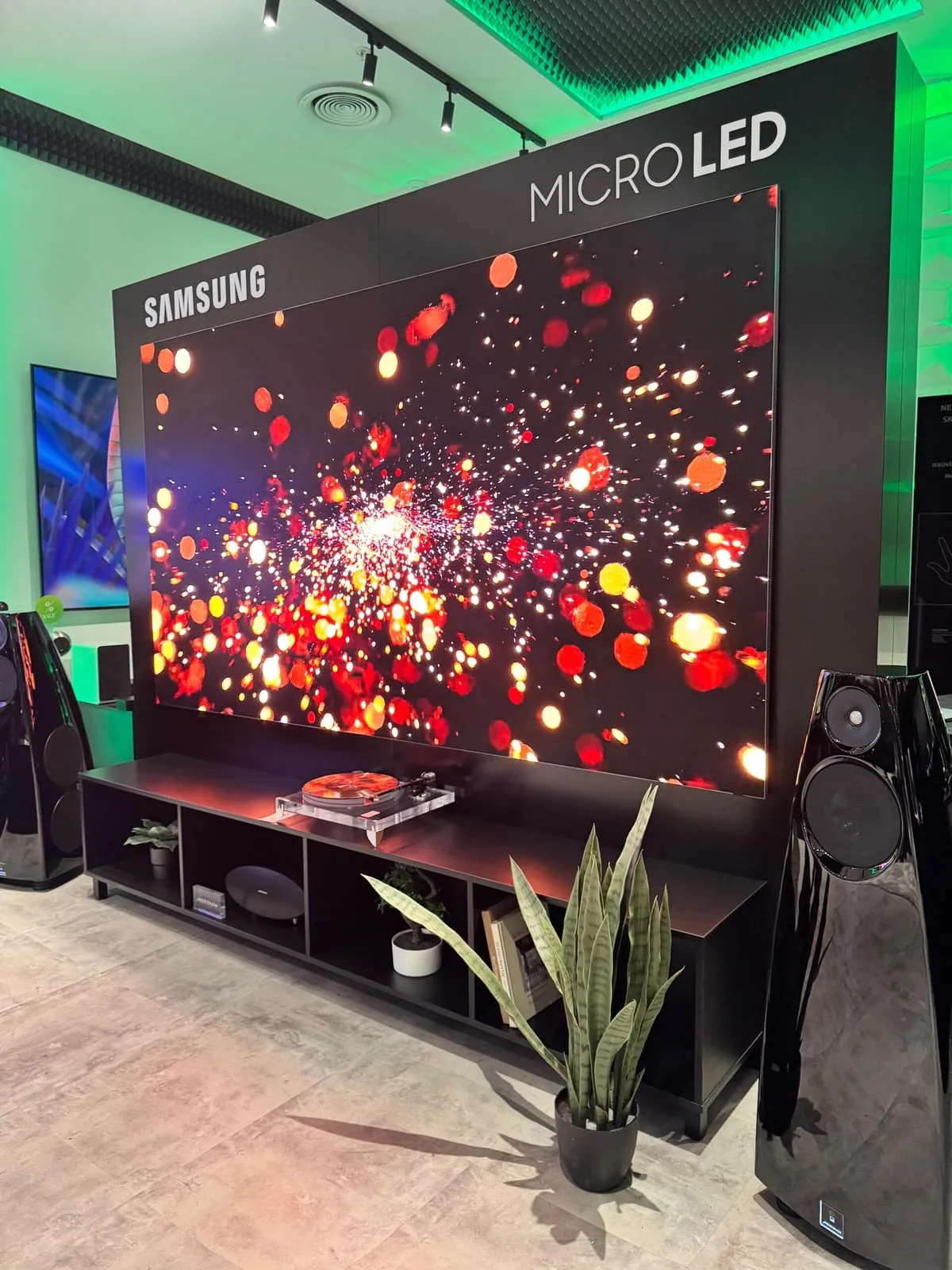 Samsung modular display stand — photo 1