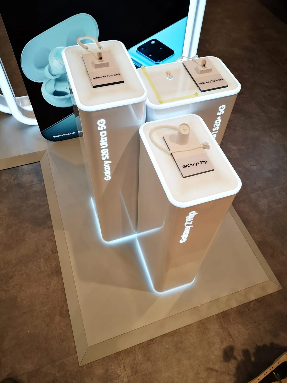 Samsung product display — photo 2