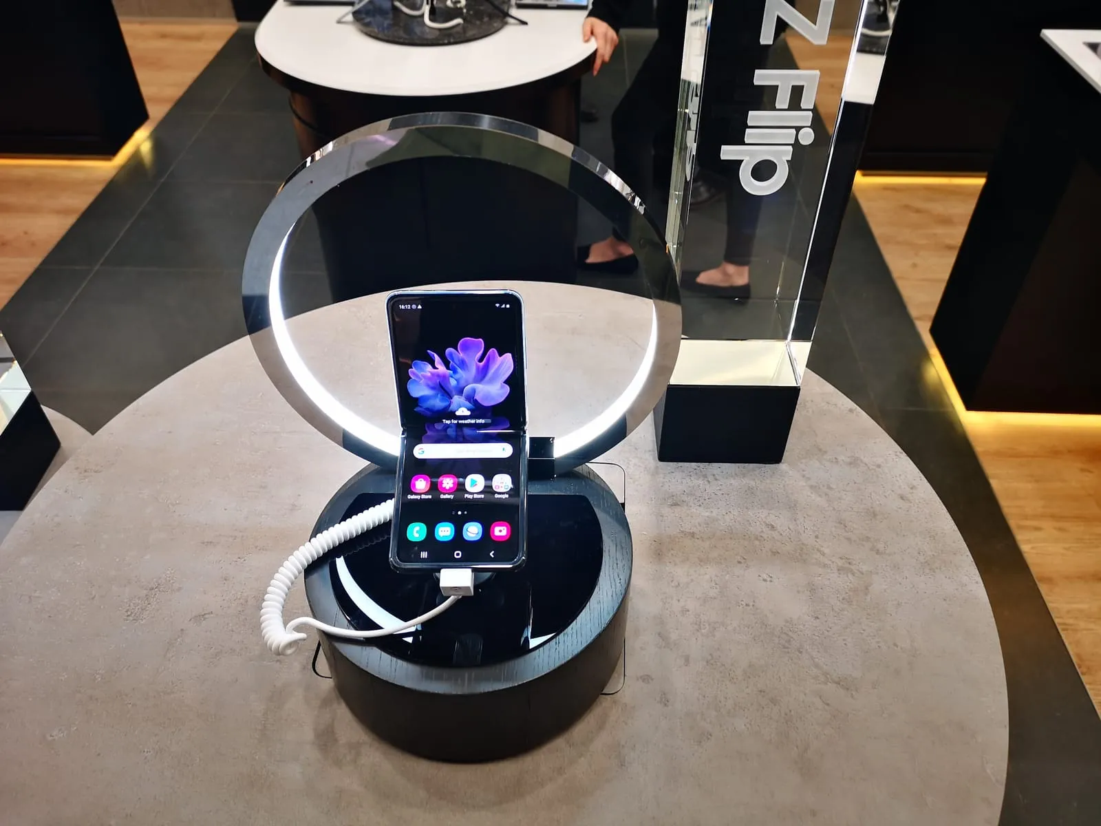 Samsung product display — photo 3
